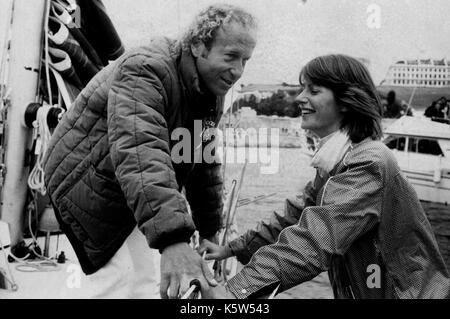 Ajaxnetphoto. 28 juin, 1981. Plymouth, en Angleterre. - Le tour du monde marin - Paul Rogers (à gauche), skipper du yacht esprit de Pentax avec petite amie sara durose avant de partir pour sa tentative de record. Photo:jonathan eastland/ajax ref:812806 rogers  Banque D'Images