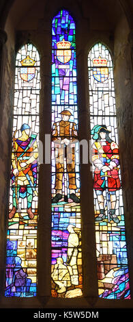 Vingtième siècle vitraux dans le choeur de l'église de la garnison royale représentent des événements dans l'histoire de l'église. Banque D'Images