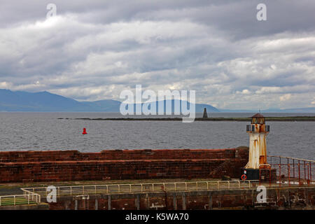 Ardrossan mur du port et phare avec vue de l'île d'Arran Banque D'Images