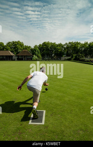 Un homme jouant de la pétanque sur Hampstead Heath, London, UK Banque D'Images