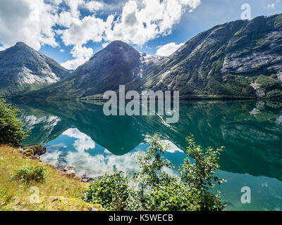Réflexions sur la montagne dans le Kjösnesfjord sud de Byrkjelo, Fjord, la Norvège région Banque D'Images