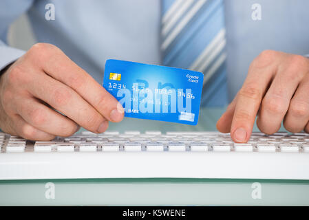 Close-up de l'homme d'affaires avec l'aide du clavier de la carte de crédit Banque D'Images