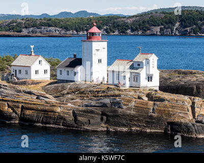 Phare sur côte rocheuse près de Langesund, Norvège Banque D'Images