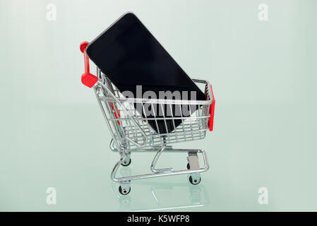 Close-up of A Cell Phone In Shopping Cart Banque D'Images