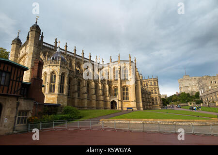 La façade sud / sud de l'aspect de la chapelle Saint George, à l'intérieur du château de Windsor. Windsor, Berkshire. UK. Dès les beaux jours avec sun & blue sky / ciel. Banque D'Images