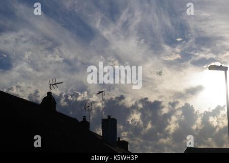 Silhouetté contre un abri international cottage d'été éphémère ciel du soir texturés de cumulus. Village de morchard bisphop, Mid Devon, Royaume-Uni. 2017. Banque D'Images