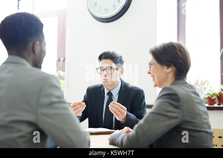 Having discussion Banque D'Images