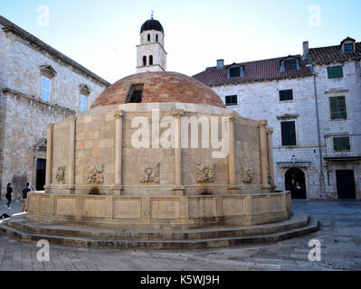 Grande Fontaine d'Onofrio dans la vieille ville de Dubrovnik à l'intérieur de la porte pile Banque D'Images