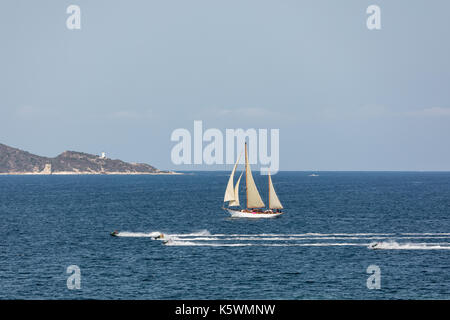 St Florent, corse - 9 septembre 2017 : classic yacht à hygie dans full sail près de St Florent, le 9 septembre 2017 avec quatre jets-skis en passant Banque D'Images