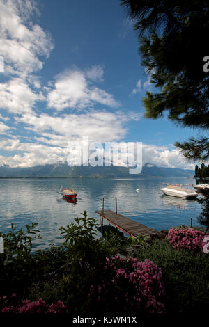 Piétons menant au bateau à rames sur le lac de Genève en Suisse Banque D'Images
