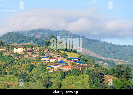 Beau paysage naturel matin petit village dans la campagne sur la montagne à Doi Mae Salong dans la province de Chiang Rai, Thaïlande Banque D'Images