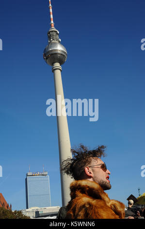 15.10.2011, Berlin, Allemagne, Europe - un visiteur à la journée de protestation à l'échelle mondiale contre la crise capitaliste en face de la mairie Rotes Rathaus. Banque D'Images