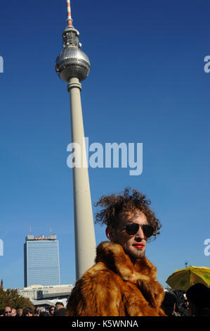 15.10.2011, Berlin, Allemagne, Europe - un visiteur à la journée de protestation à l'échelle mondiale contre la crise capitaliste en face de la mairie Rotes Rathaus. Banque D'Images