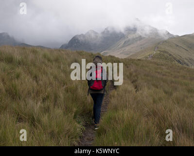 Pichincha, Equateur - 2017 : vue panoramique sur le volcan Pichincha, situé juste à côté de Quito, qui s'enroule autour de ses versants est. Banque D'Images