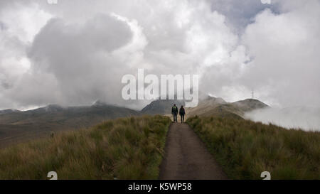 Pichincha, Equateur - 2017 : vue panoramique sur le volcan Pichincha, situé juste à côté de Quito, qui s'enroule autour de ses versants est. Banque D'Images