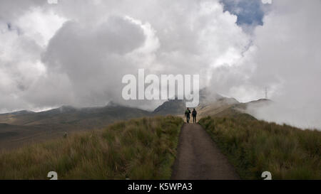 Pichincha, Equateur - 2017 : vue panoramique sur le volcan Pichincha, situé juste à côté de Quito, qui s'enroule autour de ses versants est. Banque D'Images