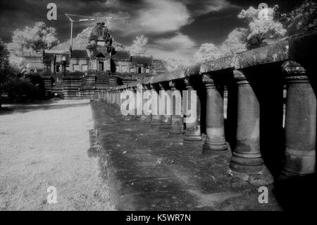 Causeway menant à l'entrée d'phimenakis (Angkor Wat), Cambodge. Le 30 octobre 1996. L'image est issue du b/w film infrarouge. Banque D'Images