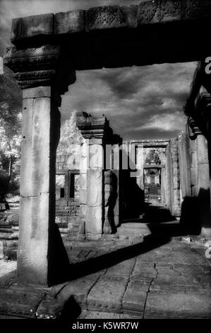 La passerelle menant à l'entrée d'phimenakis (Angkor Wat), Cambodge. Le 30 octobre 1996. L'image est issue du b/w film infrarouge. Banque D'Images