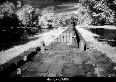 Causeway menant à l'entrée d'phimenakis (Angkor Wat), Cambodge. Le 30 octobre 1996. L'image est issue du b/w film infrarouge. Banque D'Images