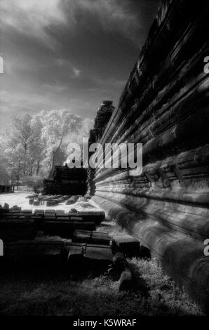 Mur du temple à phimenakis (Angkor Wat), Cambodge. Le 30 octobre 1996. L'image est issue du b/w film infrarouge. Banque D'Images