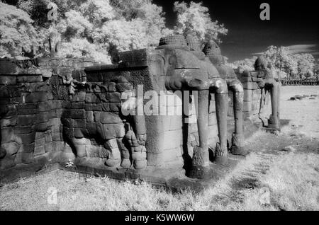 Le temple des éléphants (Angkor Wat), Cambodge. Le 29 octobre 1996. image provenant de b/w film infrarouge. Banque D'Images