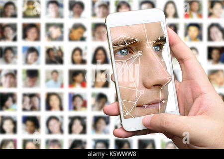 La technologie des systèmes d'apprentissage automatique , précis La technologie biométrique de reconnaissance faciale et de l'intelligence artificielle concept. La main à l'aide d'un téléphone mobile Banque D'Images