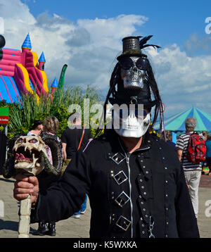 Homme dans un masque squelette au Eastbourne Steampunk Festival, Eastbourne, East Sussex, Royaume-Uni Banque D'Images