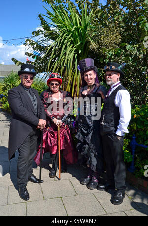 Groupe d'hommes et de femmes au Eastbourne Steampunk Festival, Eastbourne, East Sussex, Royaume-Uni Banque D'Images