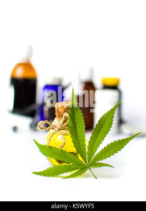 Feuille de cannabis marijuana et bouteilles d'huile isolated on white Banque D'Images