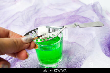 La préparation de l'alcool d'Absinthe verre avec du sucre et du feu Banque D'Images