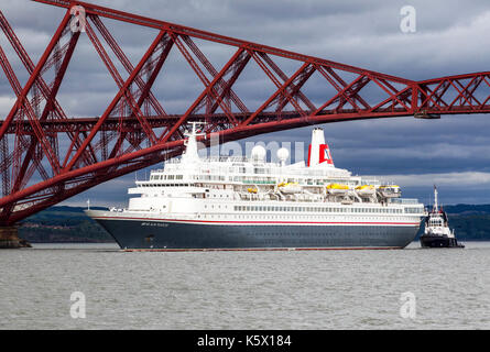 Croisière dans le Firth of Forth Rail Bridge en passant sous Banque D'Images