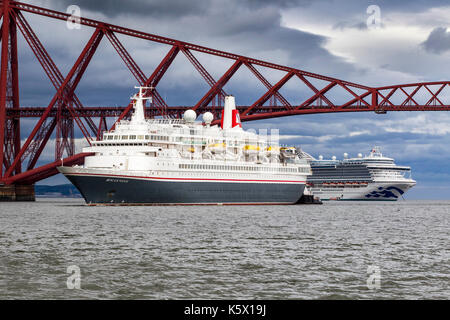 Croisière dans le Firth of Forth Rail Bridge en passant sous Banque D'Images
