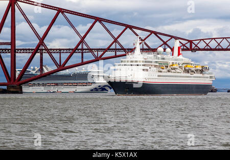 Croisière dans le Firth of Forth Rail Bridge en passant sous Banque D'Images