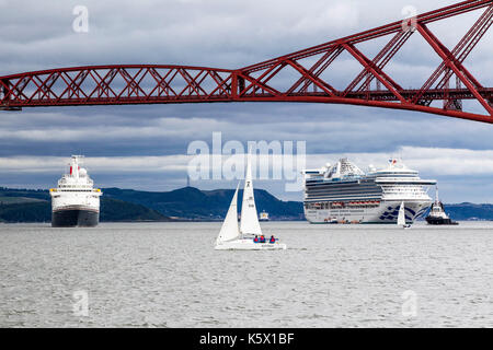 Croisière dans le Firth of Forth Rail Bridge en passant sous Banque D'Images