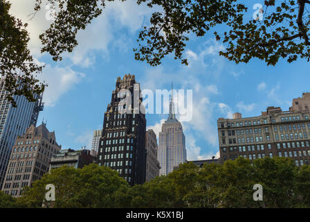 Voir les toits de la ville de New York et l'empire state building de l'bryan park, new york city, New York. Banque D'Images