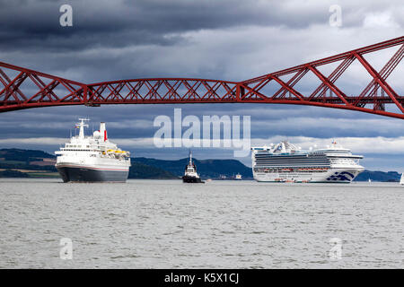 Croisière dans le Firth of Forth Rail Bridge en passant sous Banque D'Images