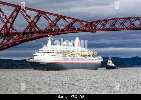 Croisière dans le Firth of Forth Rail Bridge en passant sous Banque D'Images