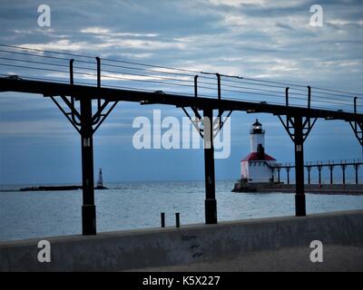 Leuchtturm encadrée par passerelle à bord du lac Michigan dans le Michigan City, Indiana Banque D'Images