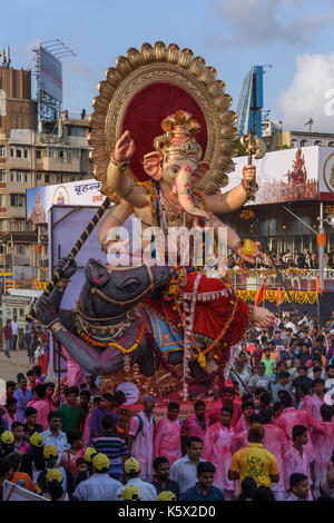 Dernier jour du Festival de Ganesh procession immersion 2017, Mumbai, Inde Banque D'Images