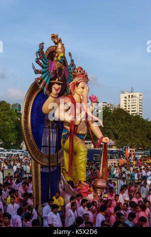 Dernier jour du Festival de Ganesh procession immersion 2017, Mumbai, Inde Banque D'Images