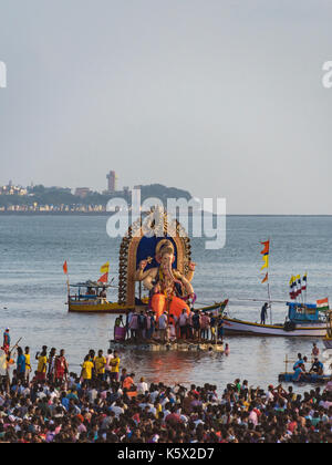 Dernier jour du Festival de Ganesh procession immersion 2017, Mumbai, Inde Banque D'Images