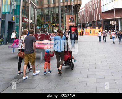 Famille shopping dans les magasins de centre-ville de Liverpool One, England, UK, Banque D'Images