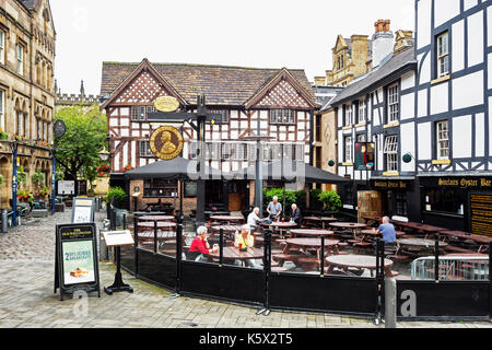 La vieille ville historique de pubs de Shambles Square, Manchester, Angleterre, Royaume-Uni. Banque D'Images