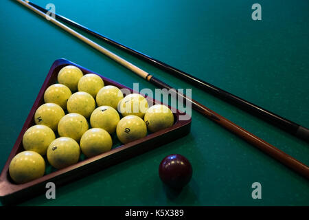 Fédération de billard boules blanches, bille, cue sur une grande table avec toile verte Banque D'Images