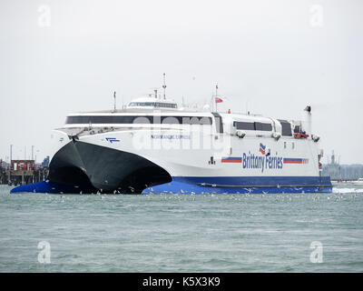 Vue de la Brittany Ferries Normandie Express catamaran à grande vitesse au départ de Portsmouth Harbour Banque D'Images