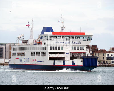 Vue de l'île de Wight ferry au départ de Portsmouth Harbour Banque D'Images