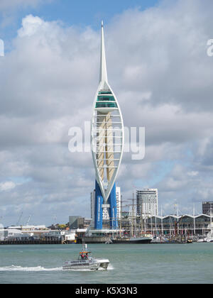 Vue de la Unis Tour Spinnaker dans le port de Portsmouth Royaume-uni sur une journée d'été nuageux Banque D'Images