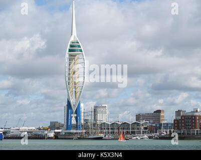 Vue de la Unis Tour Spinnaker dans le port de Portsmouth Royaume-uni sur une journée d'été nuageux Banque D'Images