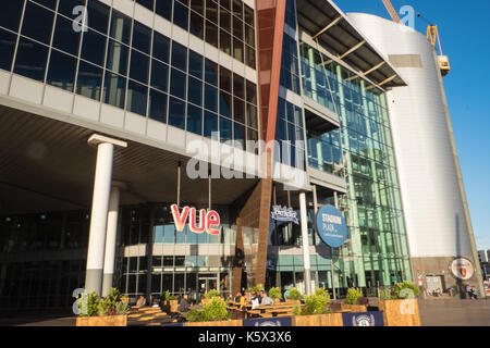 Vue,cinema,et de la bière,jardin,a,en,Millénaire,Stadium,Plaza,Principauté,Stadium de Cardiff City,,centre,DE,France,Pays de Galles Welsh,Europe,Europe, Banque D'Images