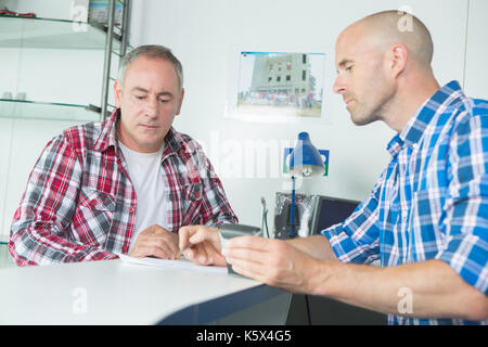 Deux architectes plan travaillant au bureau Banque D'Images